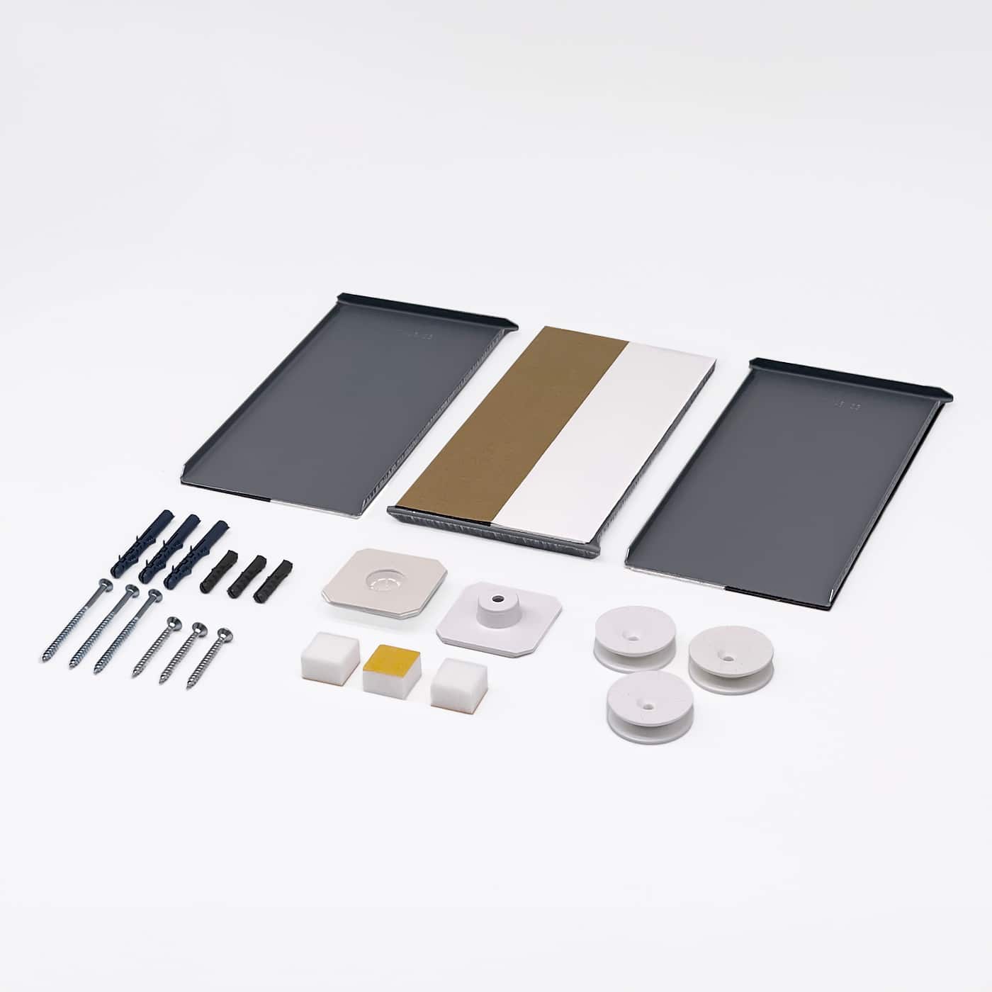 Montageset für Spiegelwandhalterung mit Schrauben, Dübeln und Metallplatten.