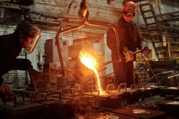 Flüssiges Metall wird in einer Gießerei unter hohen Temperaturen verarbeitet.