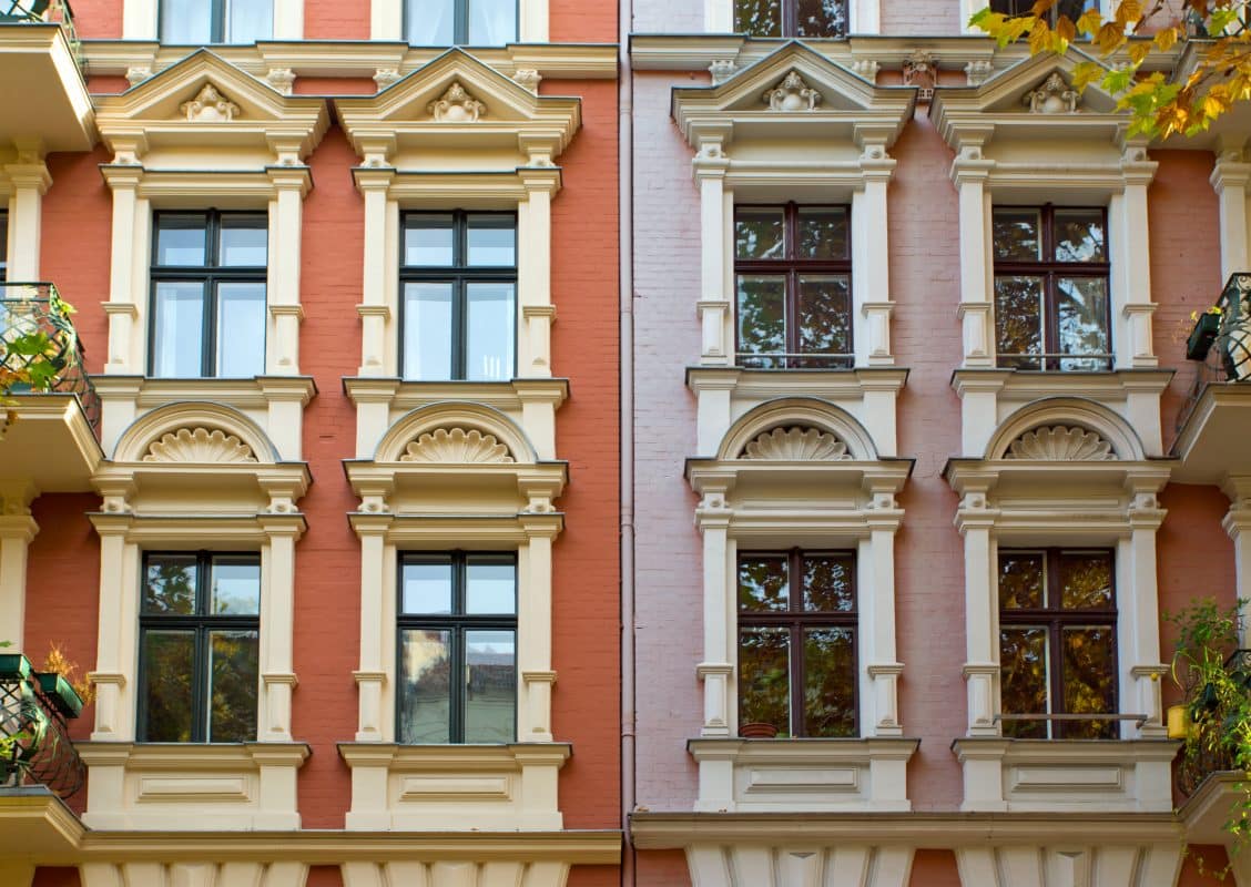 assade eines Altbau-Mehrfamilienhauses mit verzierten Fenstern.